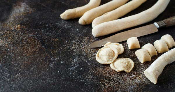 Quali sono le ultime tendenze in fatto di cappelli da sposa e come scegliere quello giusto?